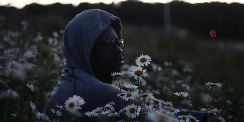 细胞治疗新突破：CAR-T疗法如何攻克实体瘤挑战，重塑生命科学健康解决方案